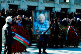 Азербайджан прощается с народным поэтом Вагифом Самедоглу